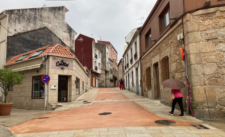 La Rúa Romero Ortiz de Ribeira reabre al tráfico esta tarde, pero se volverá a cerrar la próxima semana para rematarla