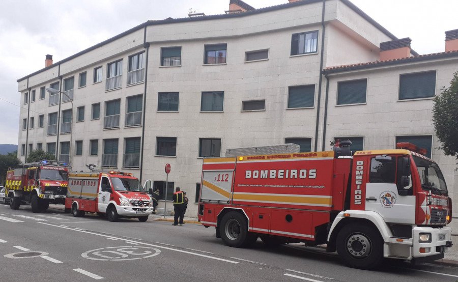 Una explosión de un televisor está detrás de un incendio en un salón-cocina de un piso de Escarabote, en Boiro