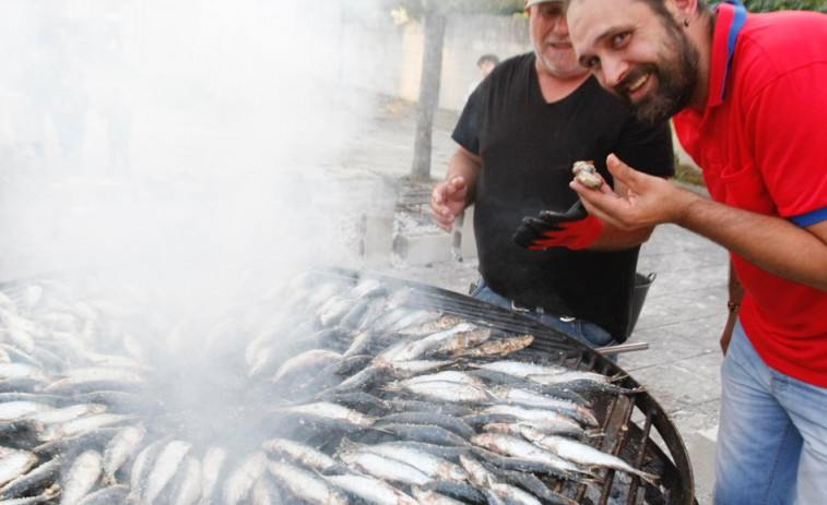 Arousa recupera la magia de la noche de San Xoán con sardinas “do xeito” y hogueras por toda la Ría