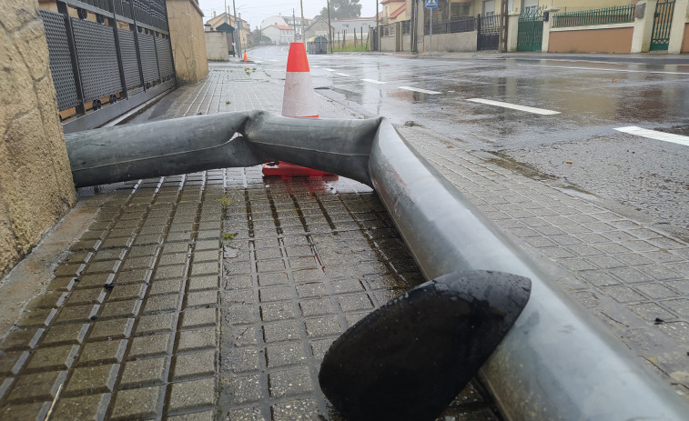 Denunciados dos conductores al dar positivo en alcoholemia tras sufrir sendas salidas de vía en Ribeira y A Pobra