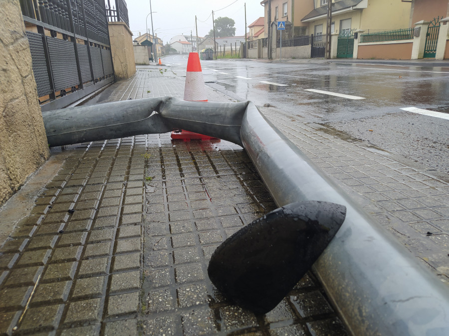 Denunciados dos conductores al dar positivo en alcoholemia tras sufrir sendas salidas de vía en Ribeira y A Pobra