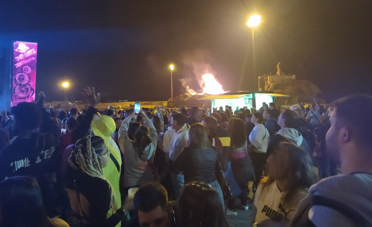 Las hogueras del islote A Tixosa y del puerto de Palmeira, que tardó en encenderse, rivalizaron en San Xoán