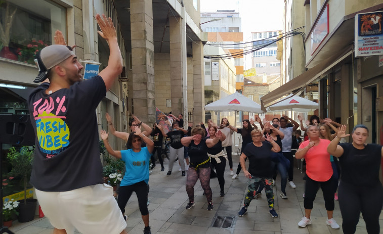 Animadísima master class de “comercial dance”, sobre todo de zumba, con El Tomasón y Haveira en Ribeira