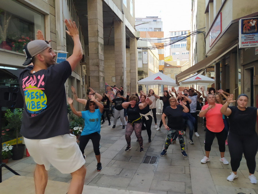 Animadísima master class de “comercial dance”, sobre todo de zumba, con El Tomasón y Haveira en Ribeira