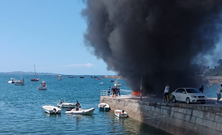 Arde una embarcación en A Illa a consecuencia de la tirada de fuegos de artificio