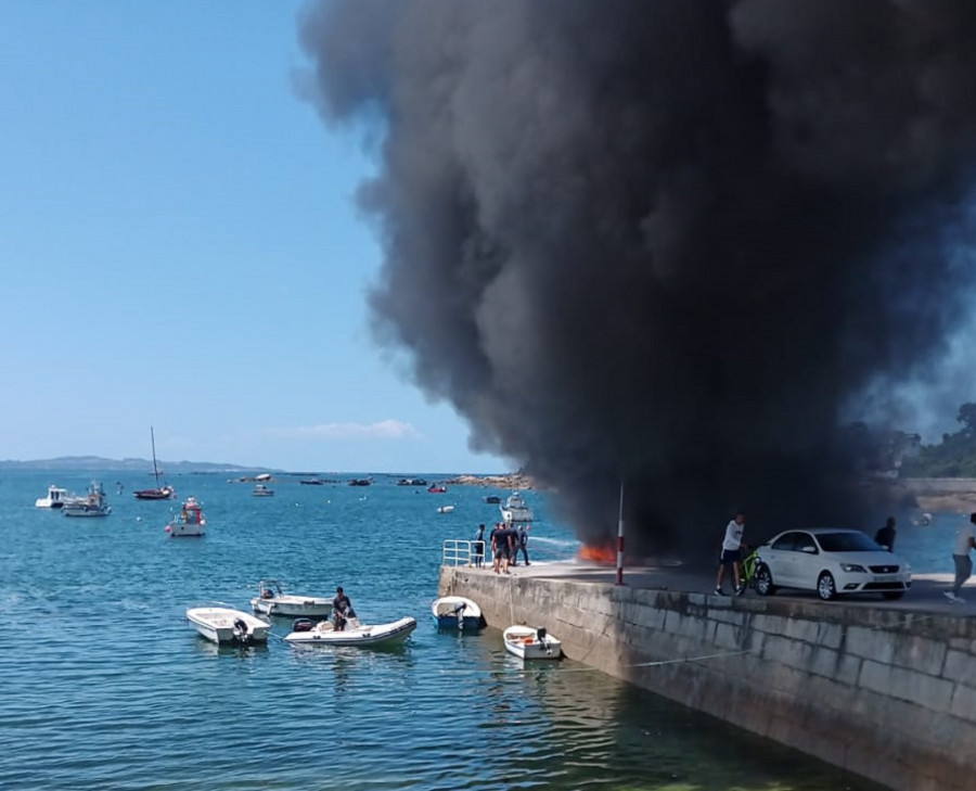 Arde una embarcación en A Illa a consecuencia de la tirada de fuegos de artificio