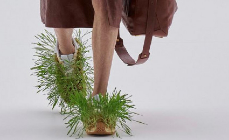 El día que Loewe hizo crecer hierba en los zapatos