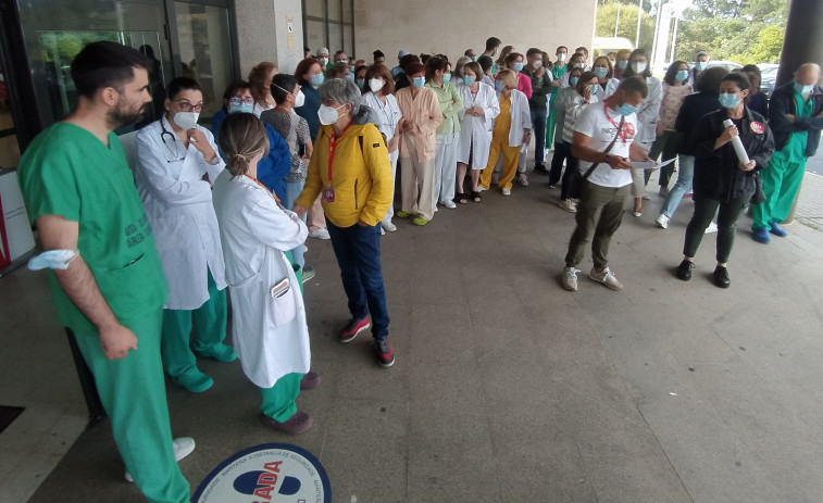 Sanitarios se concentran en el Hospital do Barbanza para denunciar falta de personal y sobrecarga de trabajo