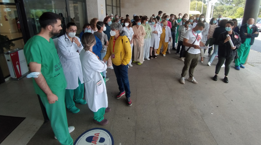 Sanitarios se concentran en el Hospital do Barbanza para denunciar falta de personal y sobrecarga de trabajo