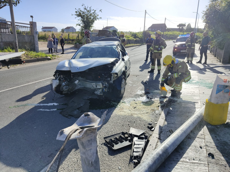 Hospitalizado el conductor de un turismo siniestrado en Vilanova