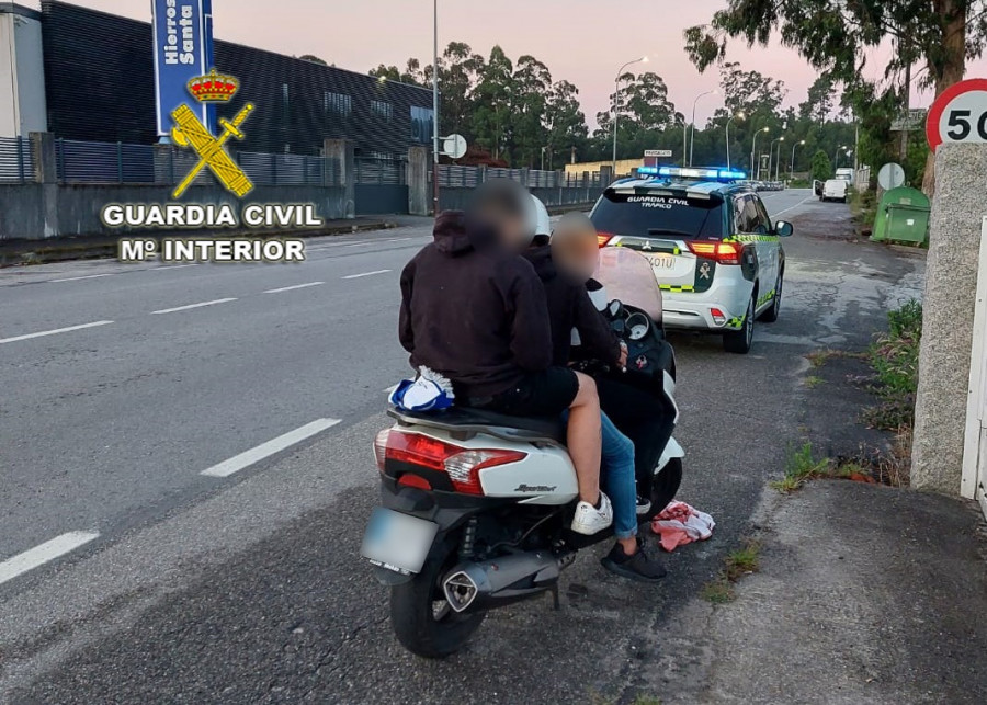 Denunciados en Meaño por ir tres en moto sin seguro, ni carné y con alcoholemia positiva