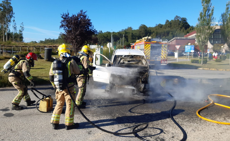 Arde un furgoneta a la puerta de Urgencias