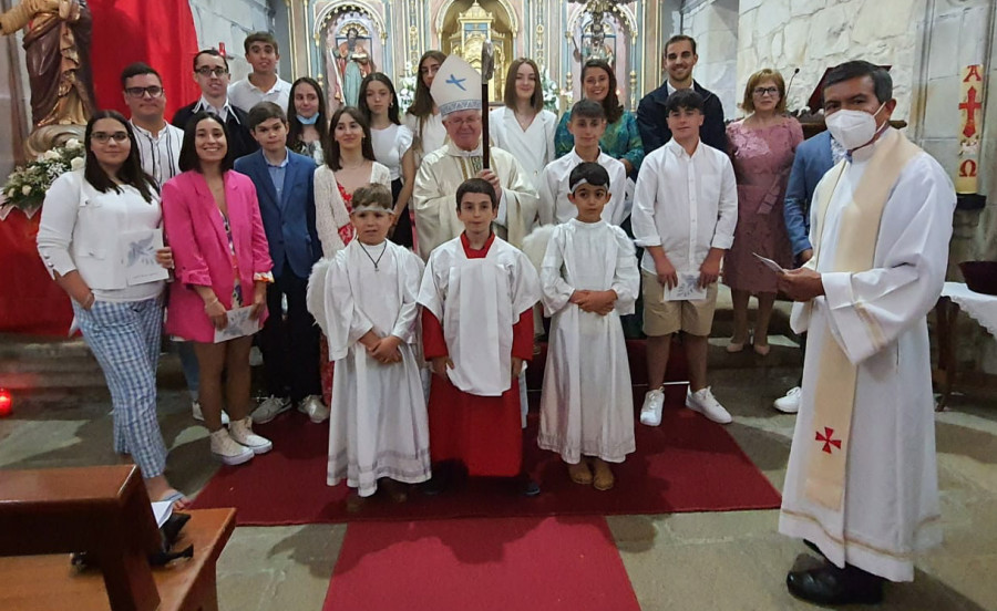 El arzobispo Julián Barrio presidió el Corpus y la Confirmación de 18 jóvenes de Boiro, Taragoña y Aguiño