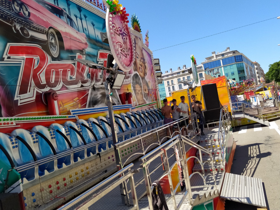 La instalación de las atracciones de feria da el pistoletazo de salida a las fiestas de verano en Boiro