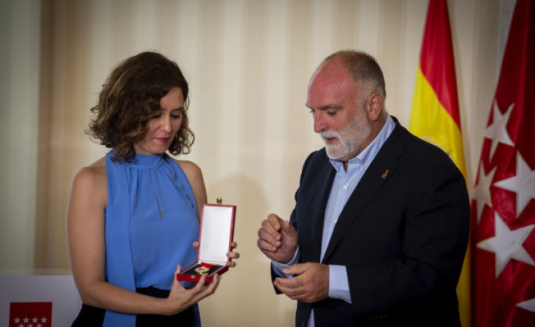 Ayuso impone la Medalla de Oro al chef José Andrés por estar siempre 