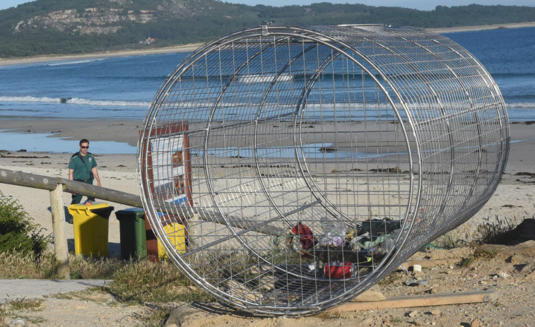 Instalan en las playas de Castro, A Ladeira y Coroso unas nasas para depositar plásticos y residuos del mar