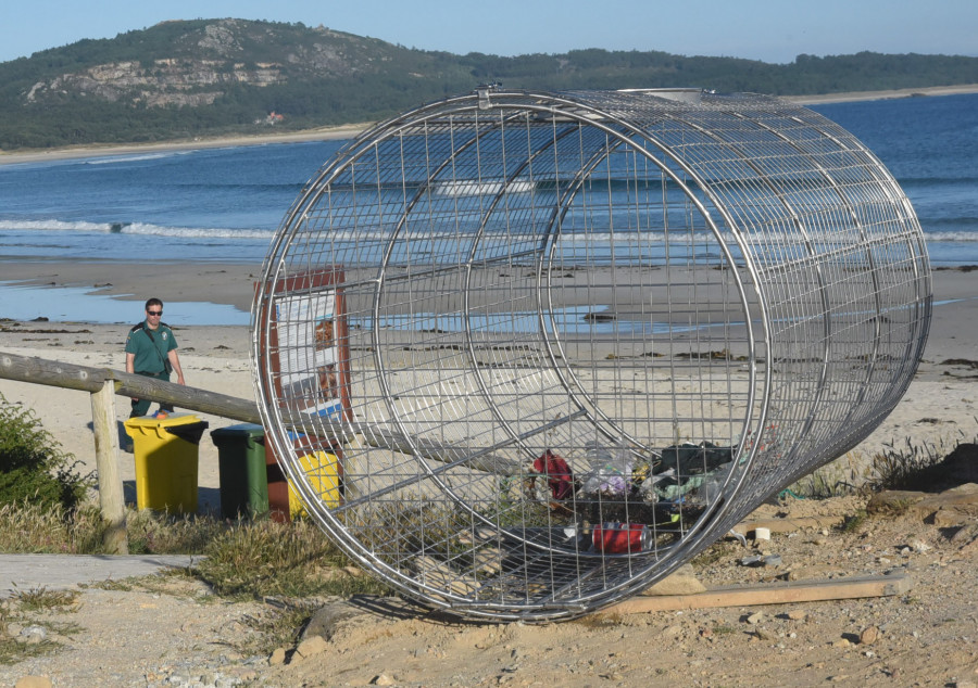 Instalan en las playas de Castro, A Ladeira y Coroso unas nasas para depositar plásticos y residuos del mar