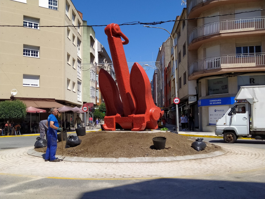 El ancla de un petrolero preside una rotonda en Boiro para servir de homenaje a los navegantes