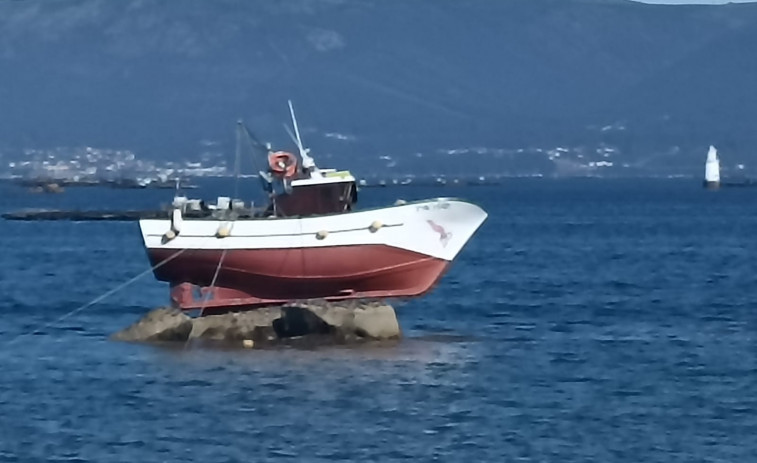 Encalla un barco frente a la  costa de As Sinas y lo liberan horas más tarde sin daños
