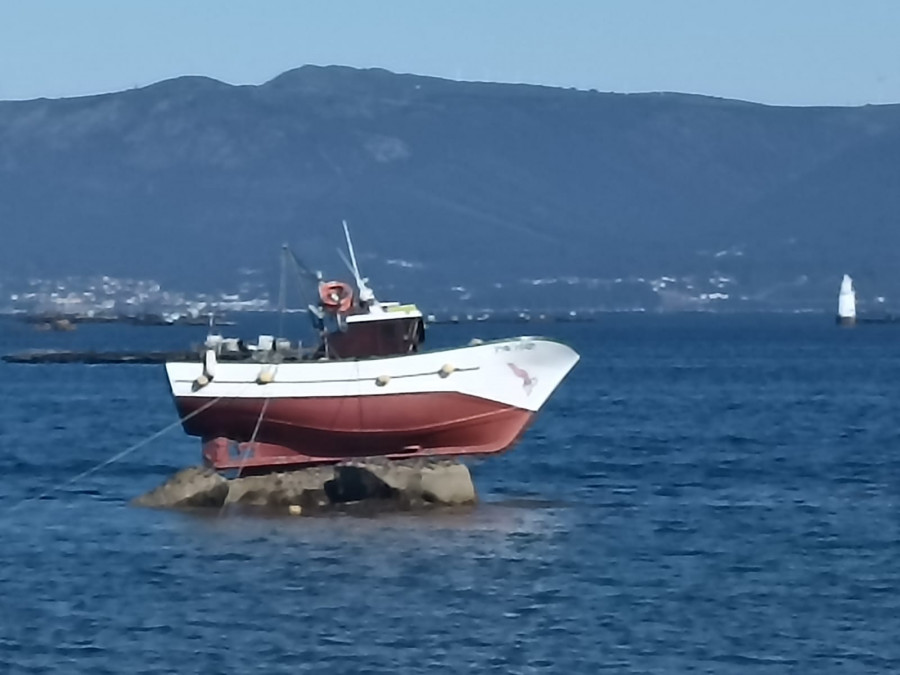 Encalla un barco frente a la  costa de As Sinas y lo liberan horas más tarde sin daños