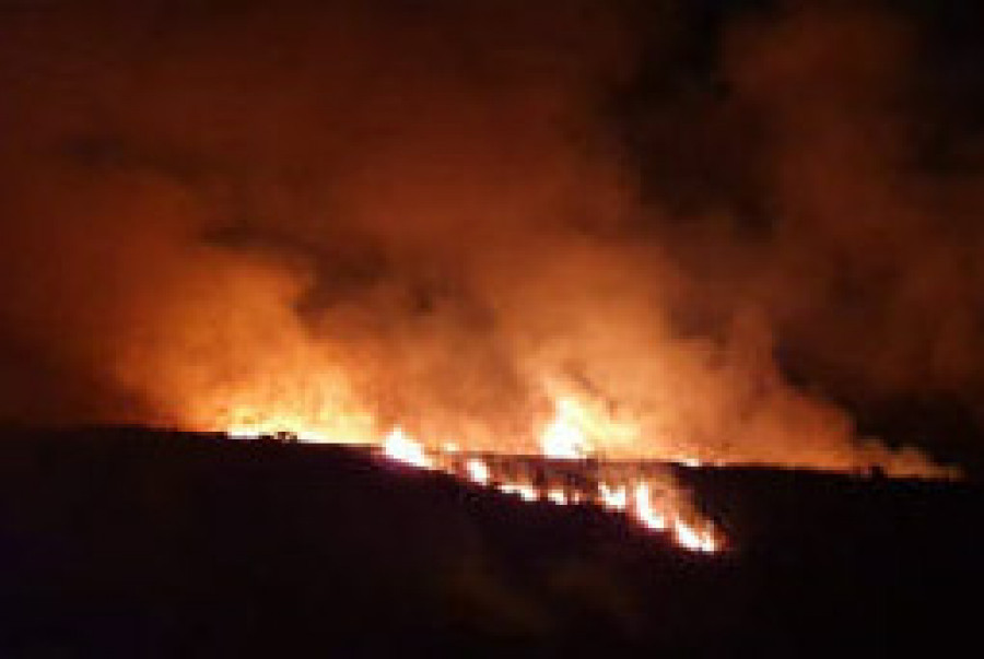 Los equipos de extinción viven un “auténtico infierno” en el primer incendio del verano en la comarca