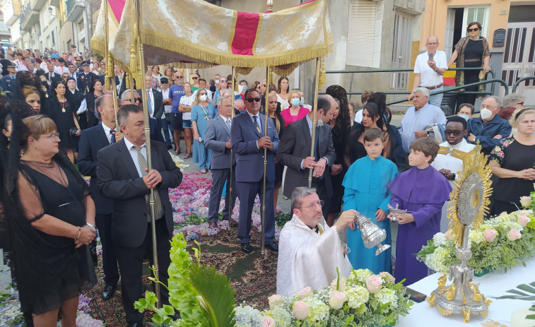 Palmeira celebró la festividad del Corpus con una procesión que recorrió las calles engalanadas con alfombras florales