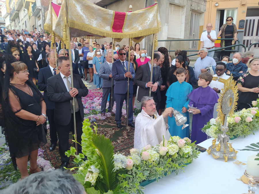 Palmeira celebró la festividad del Corpus con una procesión que recorrió las calles engalanadas con alfombras florales