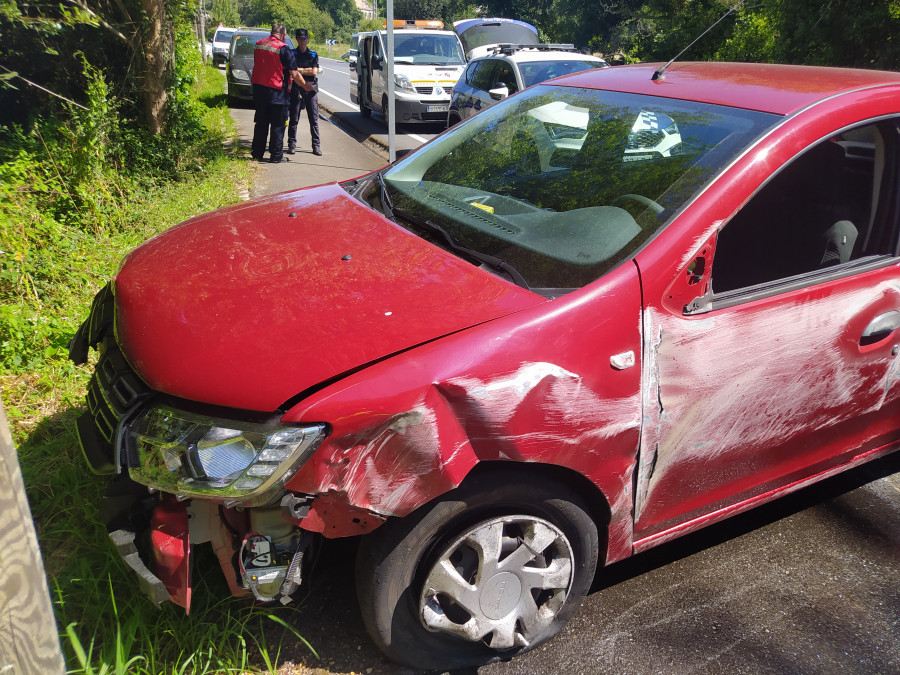 Un octogenario sale casi ileso de un aparatoso accidente de tráfico en el vial de Corrubedo a Artes, en Ribeira