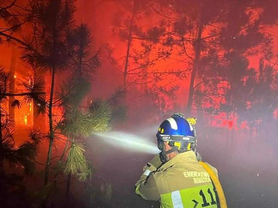 Un incendio forestal calcina de madrugada 0,26 hectáreas de zona arbolada en el lugar de Couso, en Ribeira