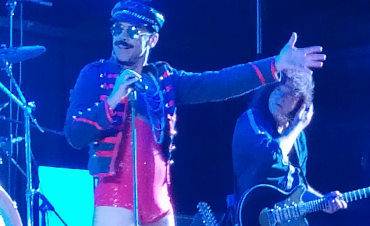 El público disfruta en Ribeira y Boiro de diferentes bandas tributo a Queen y rememora los éxitos del grupo que lideró Freddie Mercury