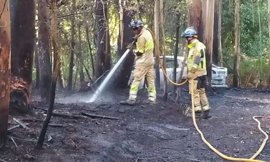 Arde un vehículo en una zona de monte arbolado de la parroquia de Palmeira y provoca un incendio forestal