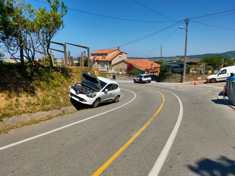 Una mujer alemana resulta herida leve al volcar su coche en Noalla