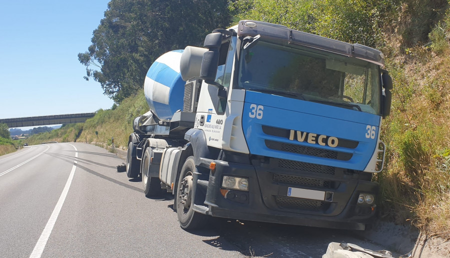 Sale ileso el conductor de una hormigonera tras una salida en Cambados