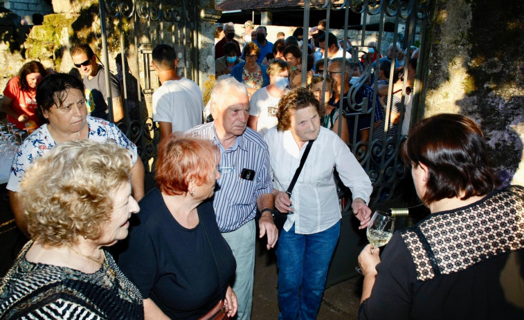 Miles de personas celebran con una apertura simbólica la titularidad pública de la Casa Parga
