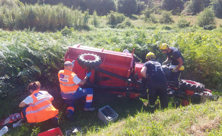 Un hombre de 77 años resulta herido al volcar con su motocultor en Dorrón