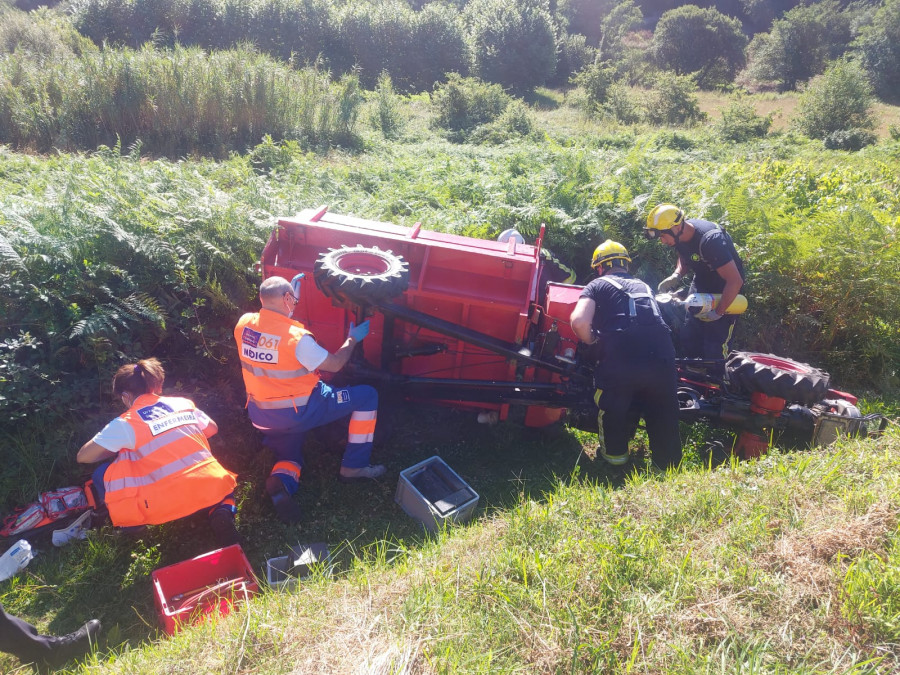 Un hombre de 77 años resulta herido al volcar con su motocultor en Dorrón