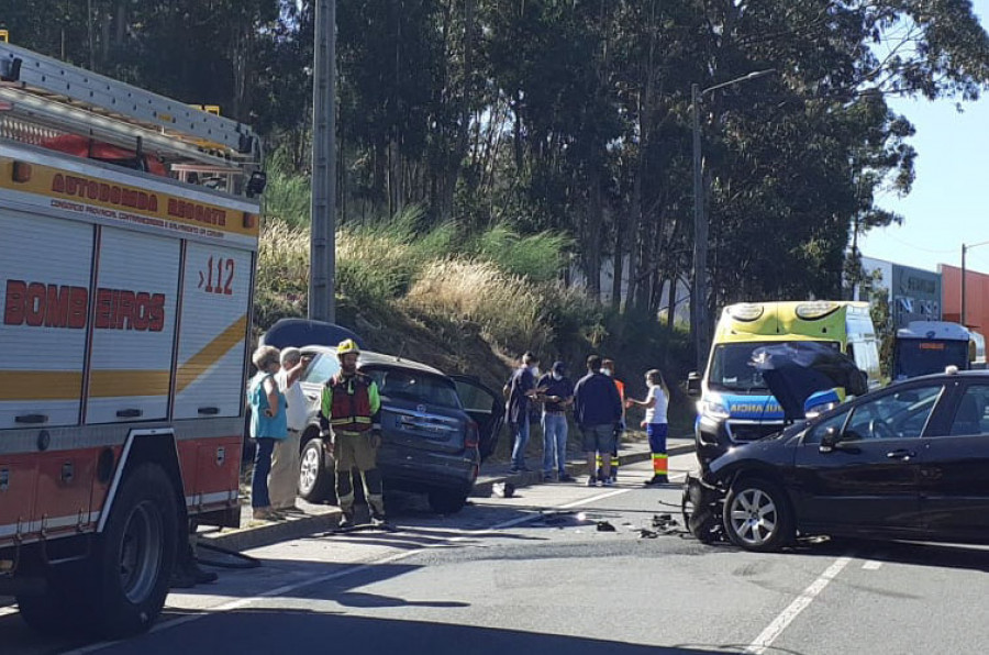 Heridas tres personas en una colisión entre dos vehículos en la AC-550, en Ribeira