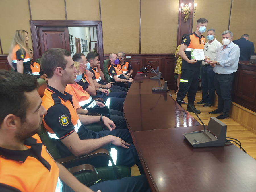 Trece voluntarios de Protección Civil de Ribeira son condecorados  por sus servicios en la pandemia