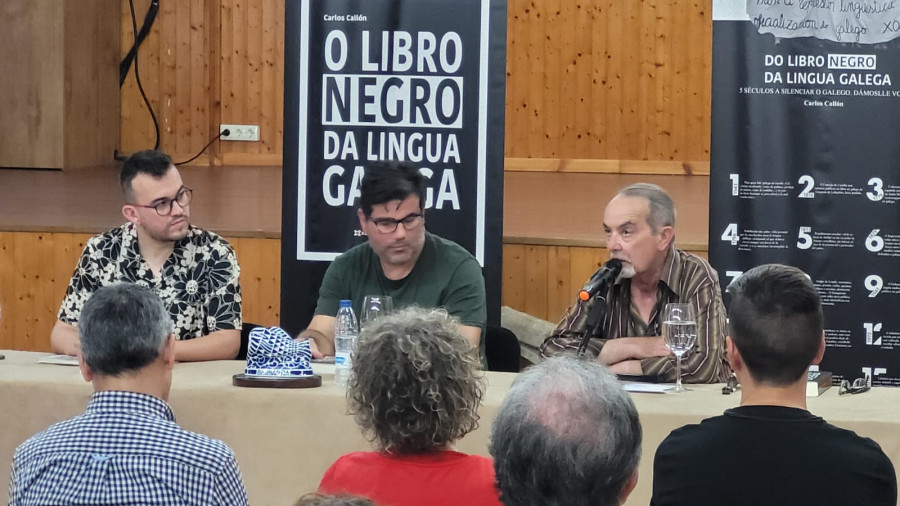 Carlos Callón presentó su publicación “O libro negro da lingua galega” ante 50 personas en el aula de música de Aguiño