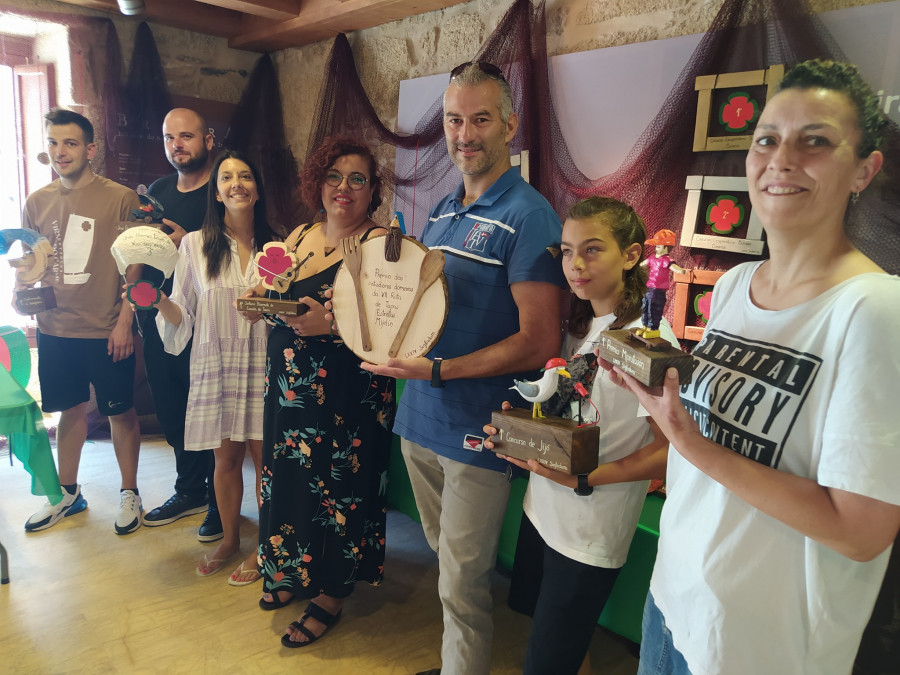 Los trofeos de la Festa da Dorna elaborados por SonAgasallo ya se exhiben en el museo de Ribeira