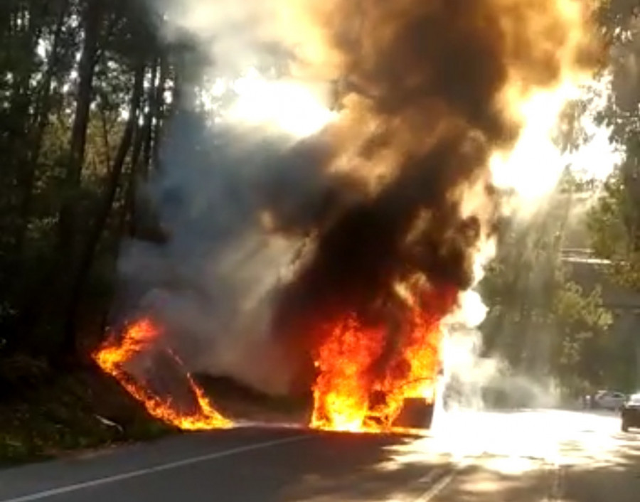 Un incendio calcina por completo un Mercedes en el vial que une la AG-11 con el puente de Catoira, en Rianxo