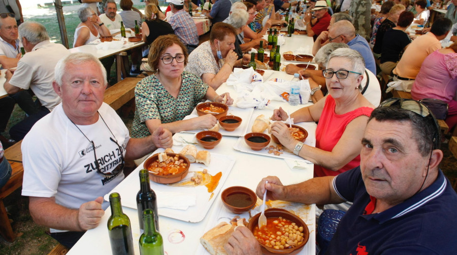 La pasión por los callos en Meis vence al calor después de dos años de espera