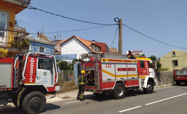 Un incendio afectó a la cocina de una casa en la Rúa Peñón de Palmeira, en Ribeira