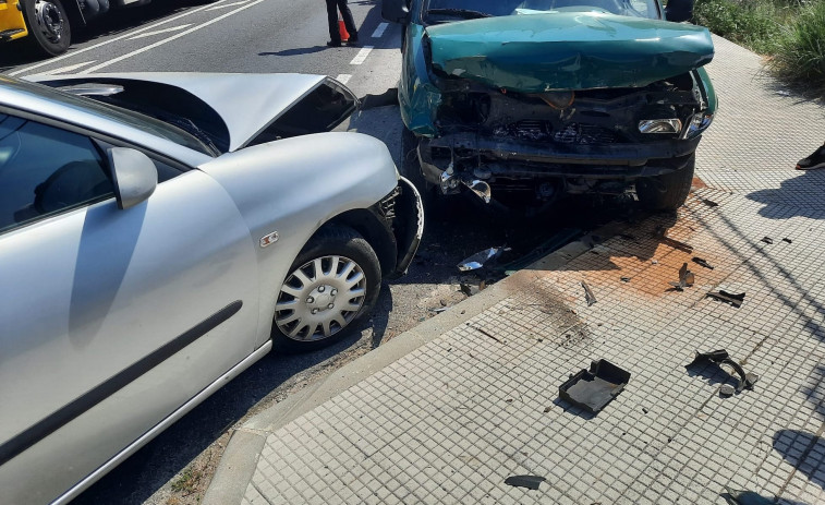 Herido un vecino de Barro en un accidente entre dos coches en Cambados