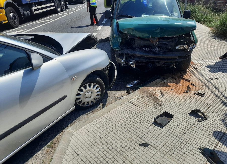 Herido un vecino de Barro en un accidente entre dos coches en Cambados