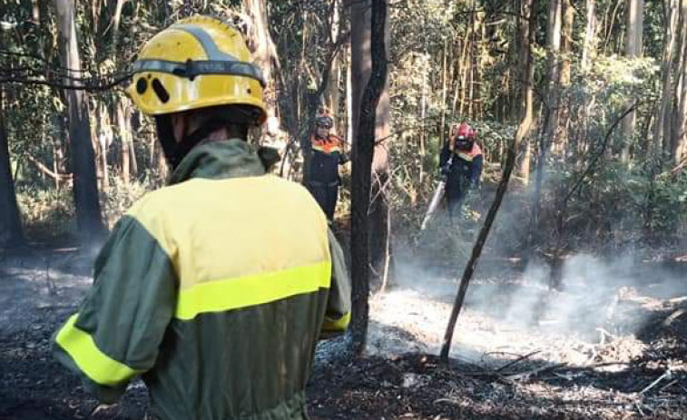 Declarado un incendio forestal en Rianxo que afectó a una zona de monte Palleiro y avanzó hacia unas casas