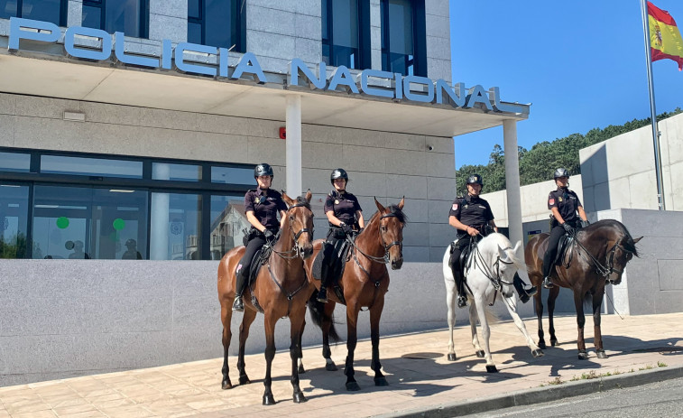 La Unidad de Caballería de la Policía Nacional se despliega en Ribeira en el dispositivo contra incendios forestales