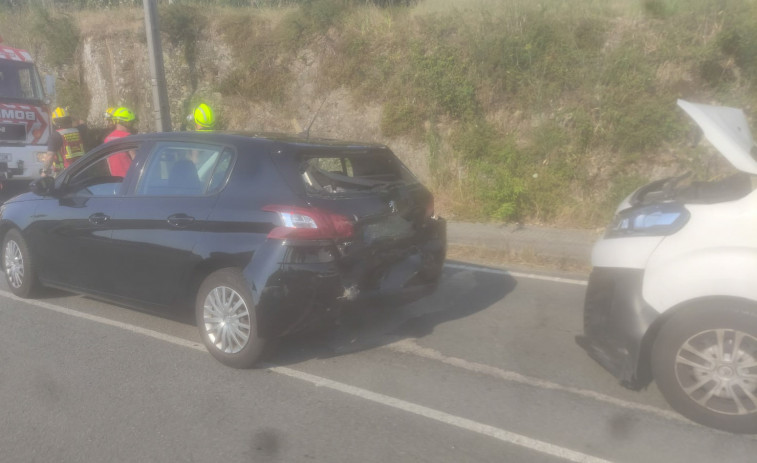 Heridas una conductora y su acompañante en un accidente de tráfico antes de la Curva da Chabola, en Ribeira