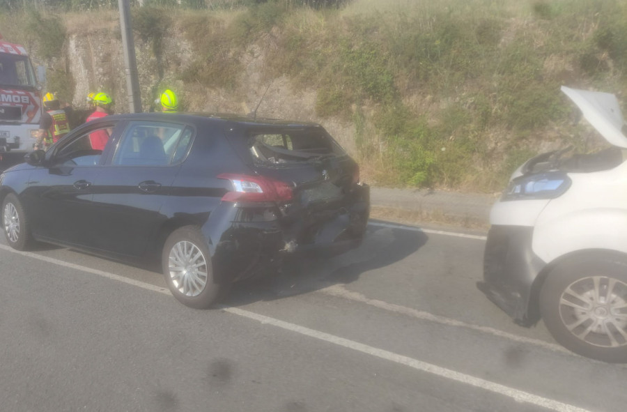 Heridas una conductora y su acompañante en un accidente de tráfico antes de la Curva da Chabola, en Ribeira