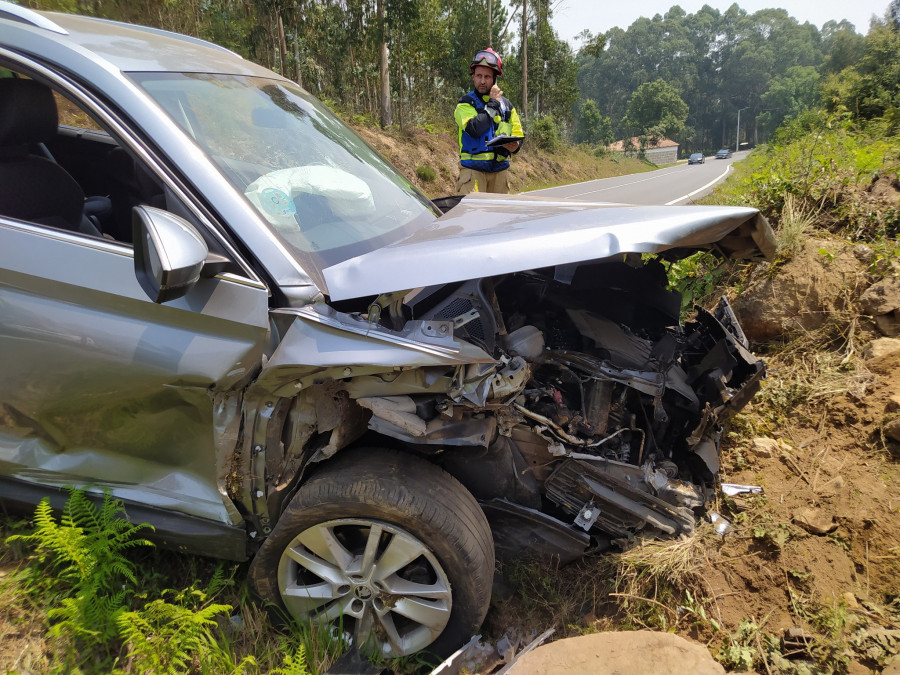 Herido un conductor en un accidente de tráfico en la carretera de Xarás al cruce de O Vilar, en Ribeira